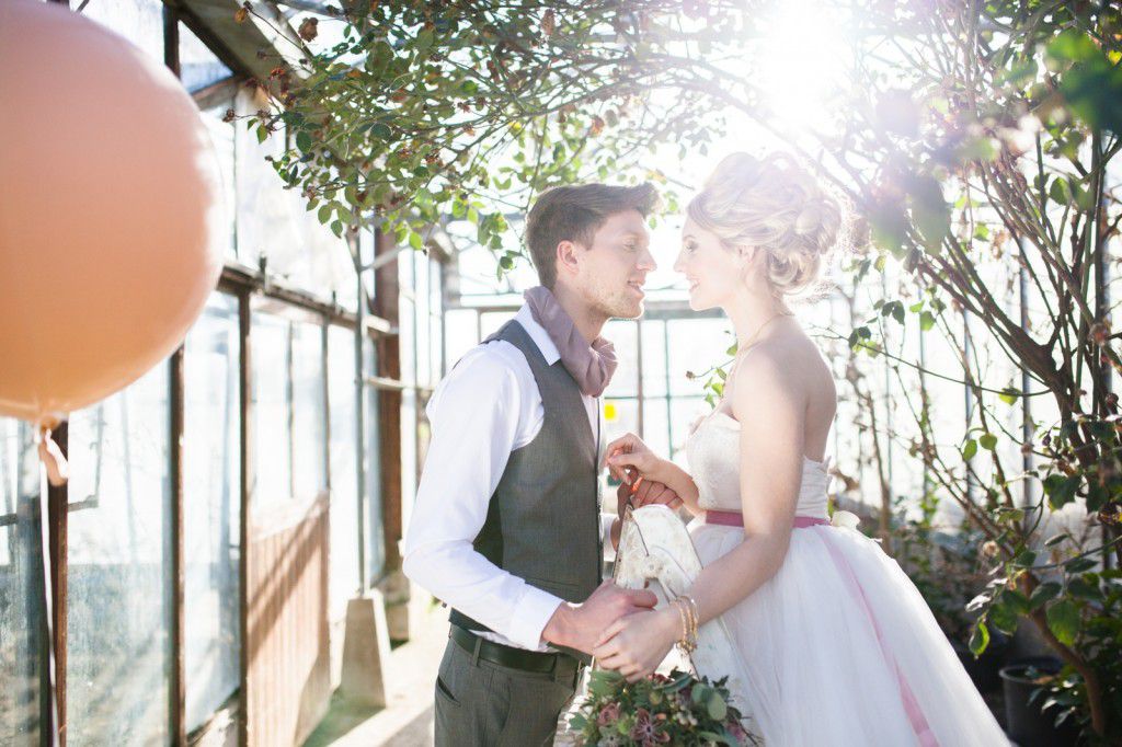 Hales hall, outside wedding norfolk blush colours fairytale theme_tatum reid wedding photorgaphy (13)