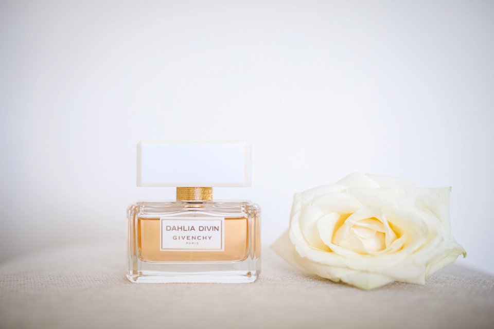 Travel themed wedding_Suffolk_norfolk wedding photography_tatum reid_pastels_world map_pink bridesmaid dresses_natural wedding photography_outside music bill downs (98)