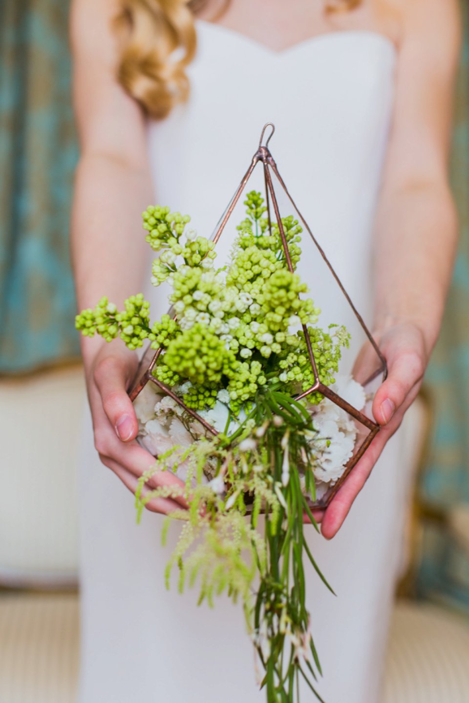 Narborough hall wedding venue_Norfolk_simplistic white and gold_tatum reid photography_mixed race wedding_feathers_classic_vintage hairpin (6)